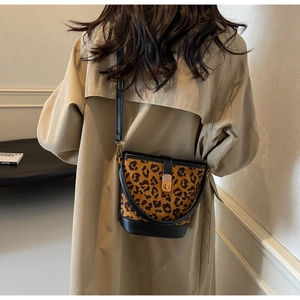 Dettaglio della borsa a secchiello leopardata con chiusura a rotazione in metallo dorato