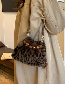 Sac seau à imprimé léopard en fausse fourrure avec perles ambrées et bandoulière