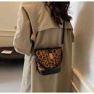 Dettaglio della borsa a secchiello leopardata con chiusura dorata e pelle nera