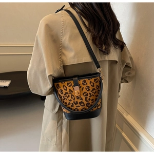 Detail der Leoparden-Beuteltasche mit schwarzem Lederbesatz und goldenem Verschluss