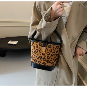 Dettaglio della borsa a secchiello leopardata con chiusura a scatto dorata e pelle