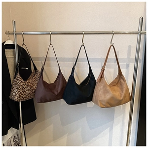 Detailansicht von vier minimalistischen Wildleder-Hobo-Bags in Leoparden-, Braun- und Schwarztönen