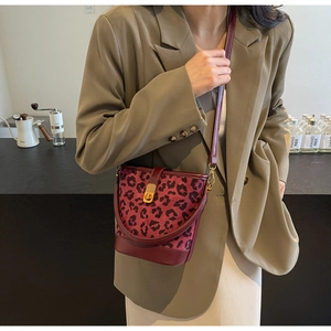 Detail der burgunderroten Bucket Bag mit Leopardenmuster und Metallverschluss