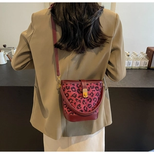 Detail der Bucket Bag mit Leopardenmuster, Metallschließe und Schulterriemen