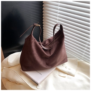 Detailansicht der dunkelbraunen Wildleder-Hobo-Tasche mit Reißverschluss und schlichtem Design