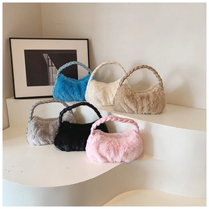Collection de sacs à bandoulière en peluche en bleu, blanc, kaki, gris, noir et rose