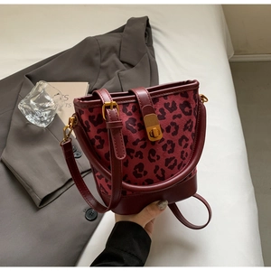 Dettaglio della borsa a secchiello vintage leopardata rossa con chiusura dorata