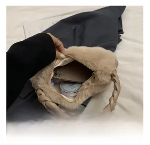 Vue intérieure du sac en peluche montrant l'espace pour téléphone et maquillage