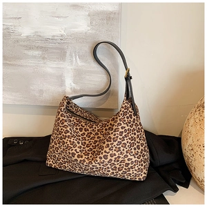 Detail der Leopard-Tragetasche mit schwarzem Gurt und verstellbarer Goldschnalle