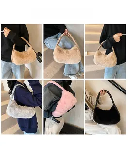 Sac hobo en fausse fourrure pelucheuse en plusieurs couleurs avec bandoulière tissée