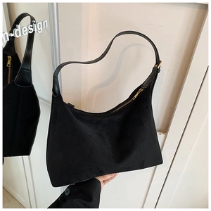 Detailansicht der minimalistischen schwarzen Hobo-Tasche aus Wildleder mit Goldreißverschluss
