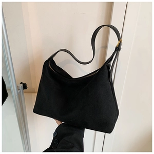 Nahaufnahme der schwarzen matten Hobo-Tasche mit Lederriemen und goldenem Reißverschluss