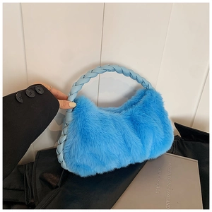 Détail du sac à main en peluche bleu vif avec texture fausse fourrure et anse en cuir tressé