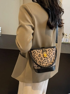 Borsa a secchiello da donna con stampa leopardata, finiture nere e fibbia dorata