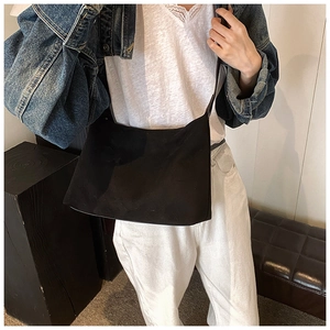 Schicke schwarze matte Tragetasche am Model für ein minimalistisches Umhänge-Styling