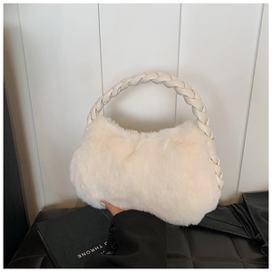 Détail du sac à bandoulière en peluche crème avec anse en cuir tressé élégante