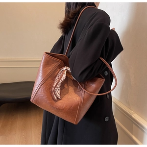 Braune Leder-Einkaufstasche mit dekorativem Schal und Fashion Trend Logo-Prägung
