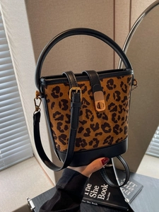 Elegante borsa a secchiello leopardata da donna con manico in pelle nera e tracolla