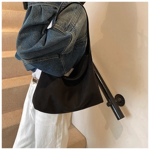 Minimalistische schwarze Hobo-Tasche aus Nylon mit integriertem breitem Schultergurt