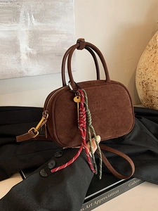 Sac bowling vintage en cuir dépoli marron avec cordes tressées et clé dorée chic