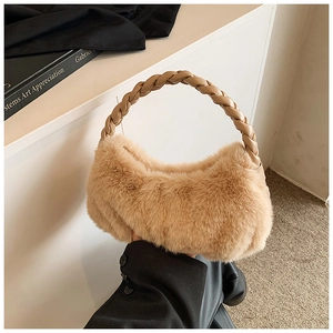 Détail du sac bandoulière en peluche marron clair avec anse en cuir tressé sur fond épuré