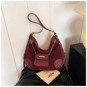 Detail der burgunderroten Wildleder-Hobo-Tasche mit Mini-Geldbörse an silberner Kette