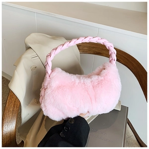 Détail du sac à bandoulière en peluche rose clair avec poignée en cuir tressé