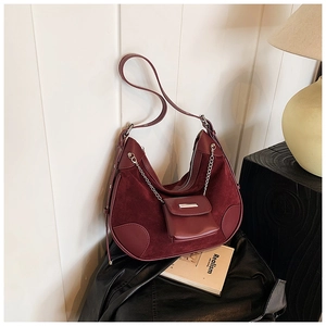 Details der burgunderroten Halbmondtasche mit Wildleder, Kette und Mini-Tasche
