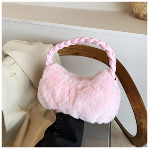 Détail du sac à bandoulière en peluche rose avec anse tressée en cuir et texture fausse fourrure