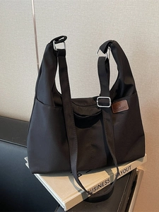 Grand sac fourre-tout en toile noire avec sangle réglable et poche latérale pratique