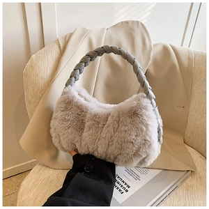 Détail du sac bandoulière en peluche grise avec anse en cuir tressé sur magazine de mode
