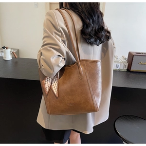 Braune Shopper-Tasche aus Leder mit schickem Seidenschal-Detail am Schultergriff