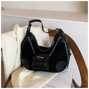 Detail der Vintage-Schultertasche aus schwarzem Patchwork mit Mini-Tasche und Kette