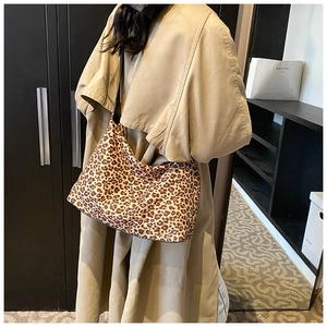 Detailansicht einer Schultertasche mit Leopardenmuster zum herbstlichen Trenchcoat
