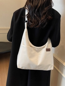 Grand sac hobo en toile blanc cassé avec bandoulière réglable et écusson en cuir mode