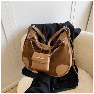 Nahaufnahme der Vintage-Hobo-Tasche aus braunem Leder mit Wildleder und Silberkette