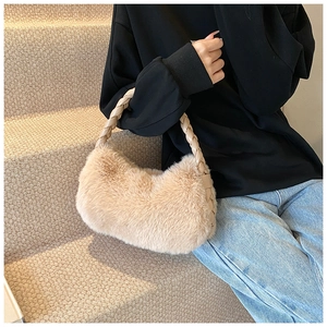 Détail du sac bandoulière en peluche avec poignée en cuir tressé de couleur beige