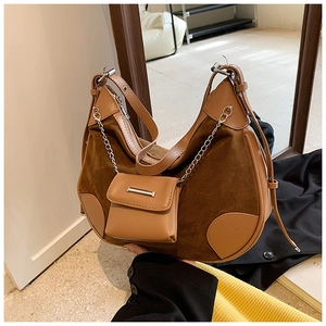 Detailaufnahme der braunen Hobo-Tasche mit Wildleder-Textur und silberner Metallkette
