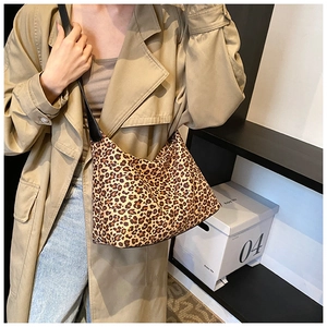 Detail der Hobo-Schultertasche mit klassischem Leopardenmuster und schwarzem Gurt
