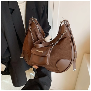 Detail der braunen Halbmondtasche mit Wildleder-Patchwork und Mini-Geldbörse im Vintage-Stil