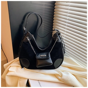 Detailaufnahme schwarze Schultertasche mit Kettenverzierung und Mini-Anhängertasche