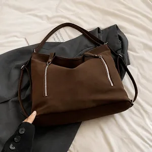 Détails du grand sac cabas en daim marron foncé avec fermetures éclair et doubles anses