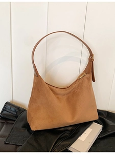 Braune Hobo-Tasche aus Wildleder mit verstellbarem Lederriemen im minimalistischen Retro-Stil