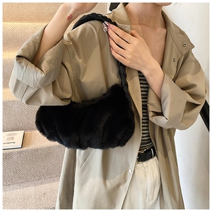 Sac bandoulière en fausse fourrure noire avec bandoulière tressée sur un modèle