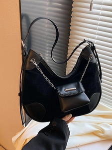 Retro Hobo-Tasche aus schwarzem Wildleder mit verstellbarem Riemen und Ketten-Detail