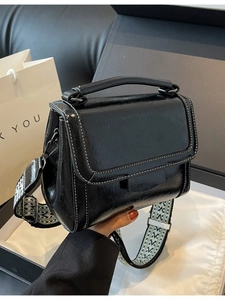 Retro-Schultertasche aus schwarzem Leder mit Kontrastnähten und Web-Schultergurt