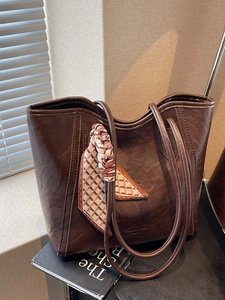 Große dunkelbraune Shopper-Tasche aus Vintage-Kunstleder mit geometrischem Seidenschal