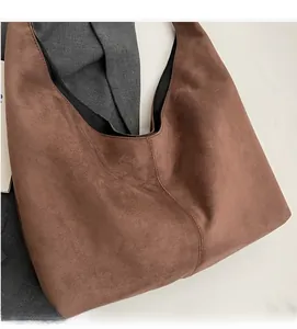Gros plan du sac cabas en daim marron avec couture verticale et grand compartiment