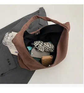 Vue détaillée de l'intérieur spacieux du sac cabas en daim marron avec boucle magnétique
