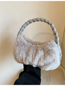 Sac à épaule en peluche gris clair avec poignée tressée et texture fausse fourrure douce